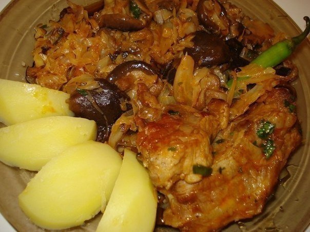 Свинина, тушкована з грибами і капустою Свинина, тушкована з грибами і капустою