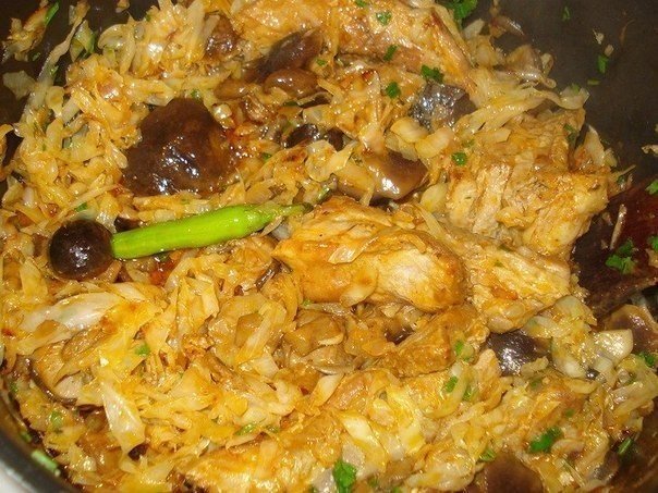 Свинина, тушкована з грибами і капустою Свинина, тушкована з грибами і капустою