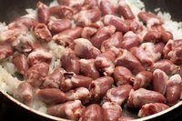 Курячі сердечка, тушковані в сметані Курячі сердечка, тушковані в сметані
