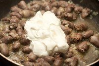 Курячі сердечка, тушковані в сметані Курячі сердечка, тушковані в сметані