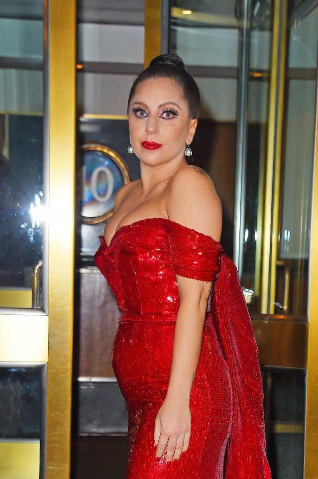 Вагітна Lady Gaga вперше показала живіт (фото)