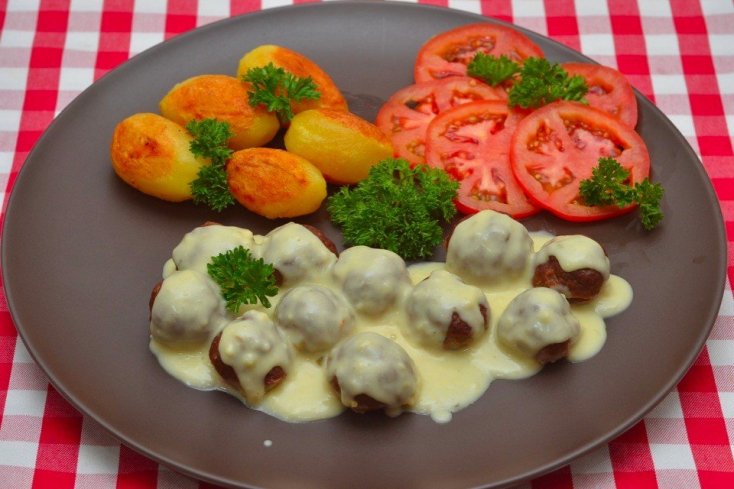 М'ясні кульки з яловичого фаршу під вершковим соусом М'ясні кульки з яловичого фаршу під вершковим соусом