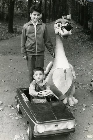 Ані Лорак поділилася дитячими фотографіями