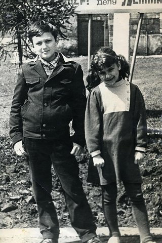 Ані Лорак поділилася дитячими фотографіями