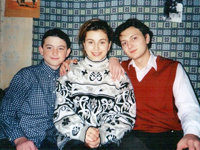 Ані Лорак поділилася дитячими фотографіями