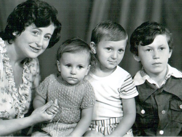 Ані Лорак поділилася дитячими фотографіями