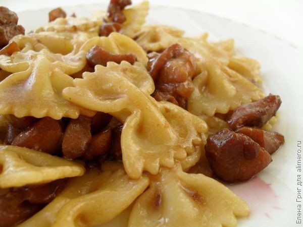 Паста фарфалле з куркою Паста фарфалле з куркою