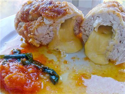 Весела грудка (куряча грудка з сиром в сухарях) Весела грудка (куряча грудка з сиром в сухарях)