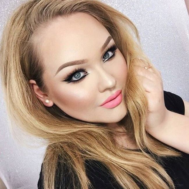 Макияж нанесенный лишь на одну половину лица (фото)