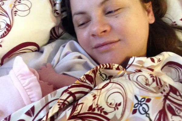 Юлия Проскурякова родила Игорю Николаеву дочь и показала фото из роддома