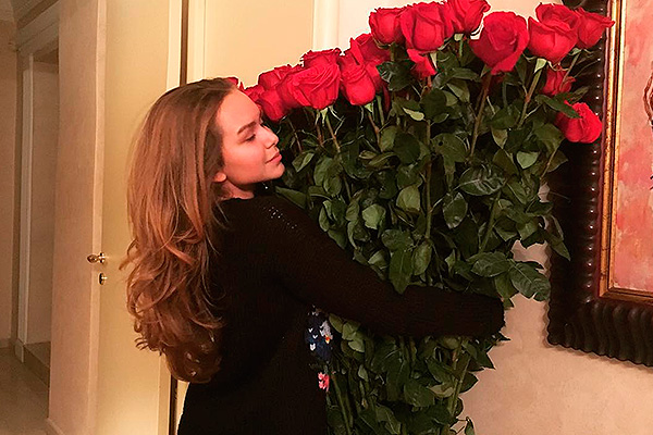 Мама гоняет женихов Стеши Маликовой Мама гоняет женихов Стеши Маликовой