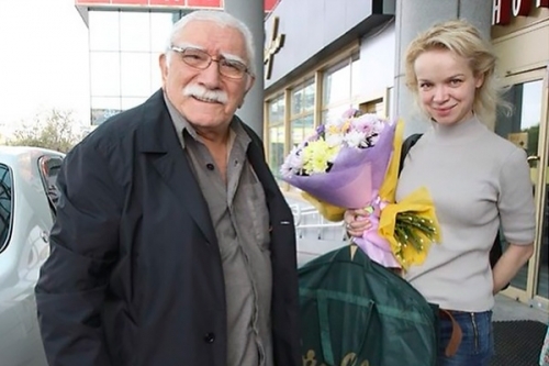 Молодая жена 80-летнего Армена Джигарханяна рассказала о романе с актером Молодая жена 80-летнего Армена Джигарханяна рассказала о романе с актером