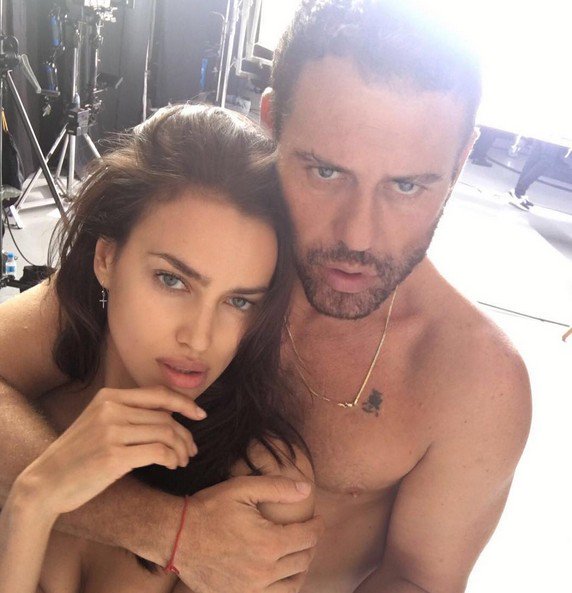 Ирина Шейк опубликовала пикантный снимок в компании фотографа