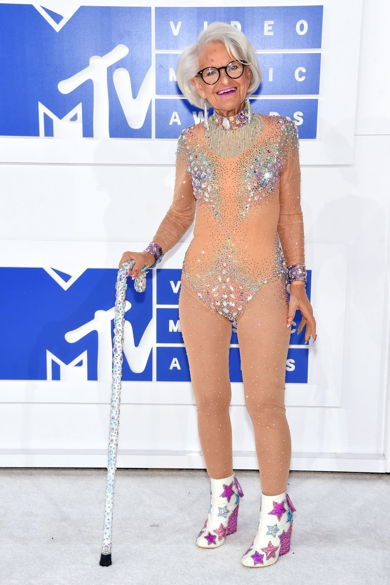 88-летняя звезда Instagram пришла на вручение премии MTV в купальнике (фото)