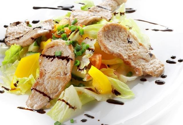 Теплый салат из грибов с курицей