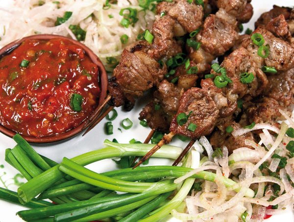 Шашлык в духовке на луковой подушке