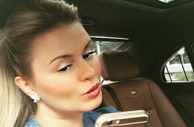 Анна Семенович засветила помолвочное кольцо