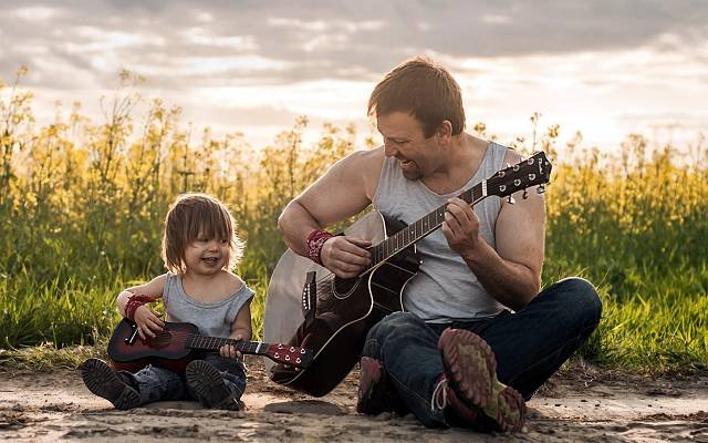 Отцам больше нравится выполнять родительские обязанности, чем матерям