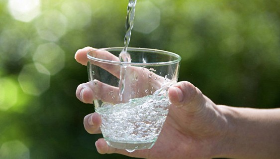 Два стакана воды перед едой помогают человеку в процессе похудения Два стакана воды перед едой помогают человеку в процессе похудения