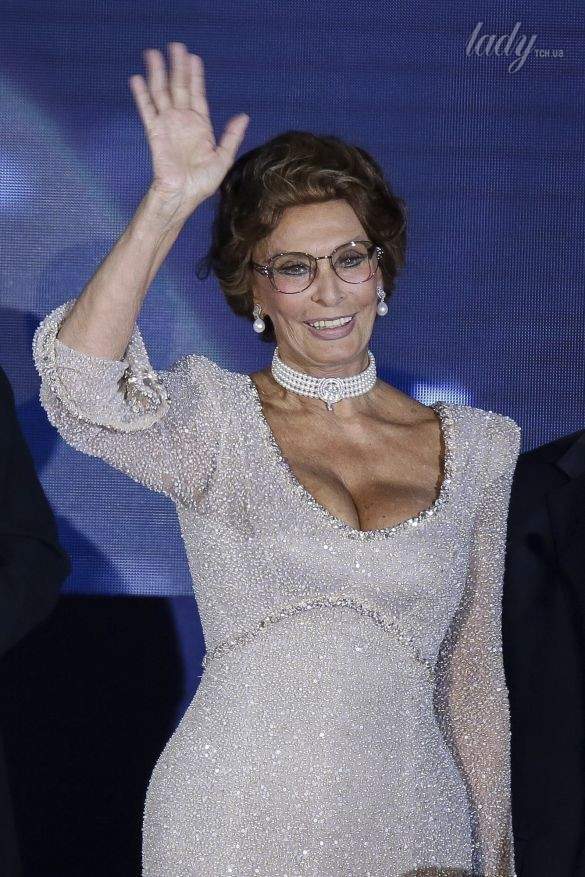 82-летняя Софи Лорен восхитила эффектным декольте 82-летняя Софи Лорен восхитила эффектным декольте