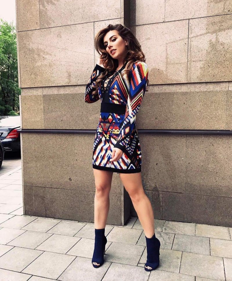 Анна Седокова показала стройные ноги в ярком мини Анна Седокова показала стройные ноги в ярком мини