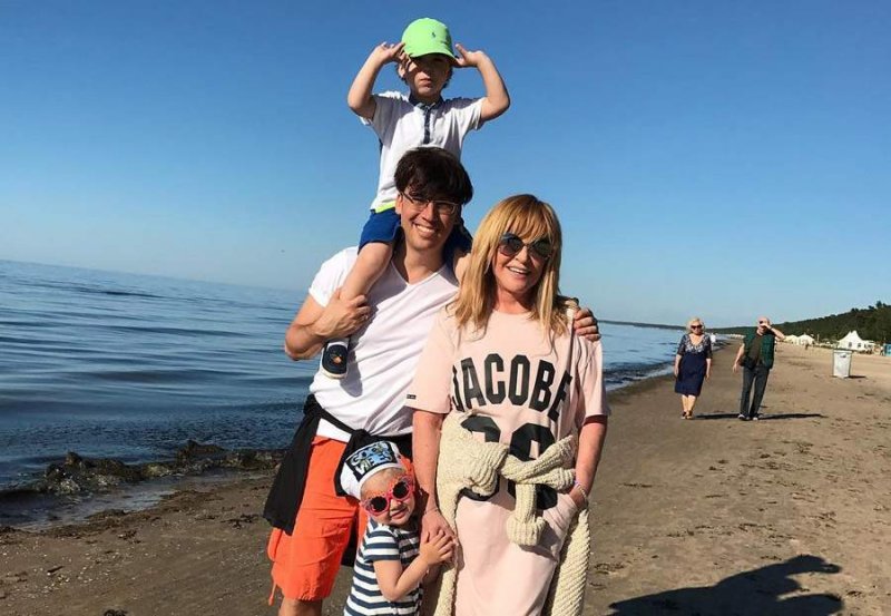 Пугачева вышла на сцену в полупрозрачном наряде