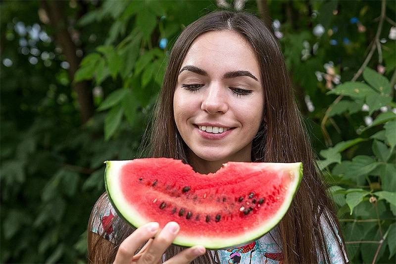 Самая полезная летняя ягода: что арбуз может сделать с женской красотой