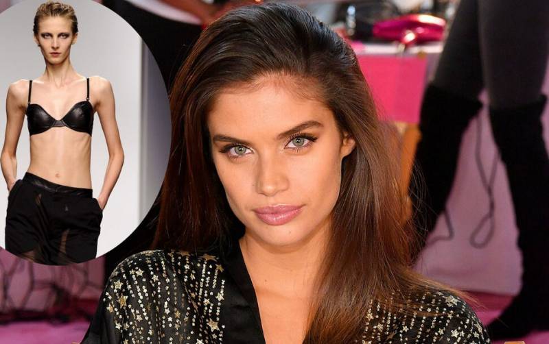 Модель из Victoria’s Secret Сара Сампайо в красном купальнике позировала в воде (фото)