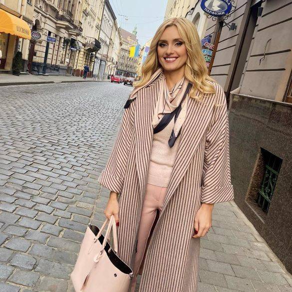 У смугастому пальті і на шпильках: Ірина Федишин у стильному луці прогулялась Львовом
