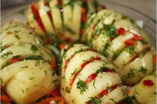 Рецепт вкусной картошки из духовки с сулугуни и свиной грудинкой